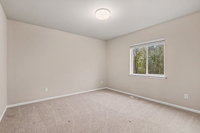 Building Photo - 4 bed 2.5 bath spacious home available for move in NOW