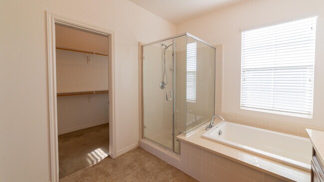 Building Photo - 570 Calle Vibrante