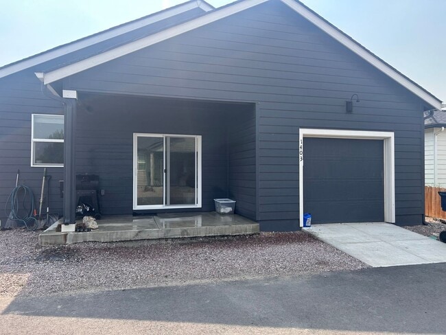 Building Photo - Single Level 2 Bedroom / 2 Bathroom House ...