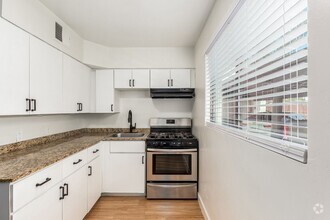 Building Photo - 1 Bed | 1 Bath - Courtyard Style Unit Mid...
