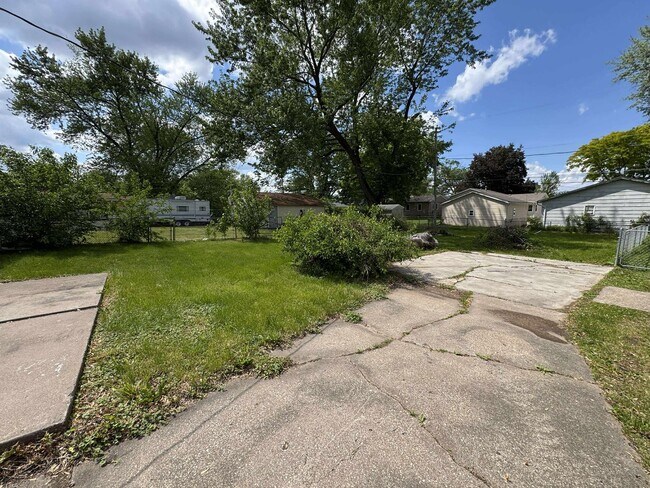Building Photo - Check out this 2-Bedroom Beautiful House!
