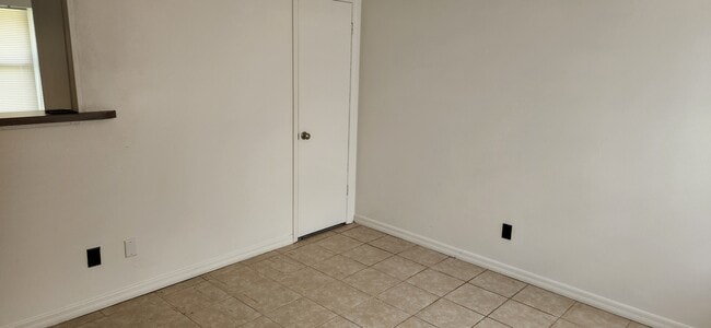 Building Photo - 212 Redbud Ln