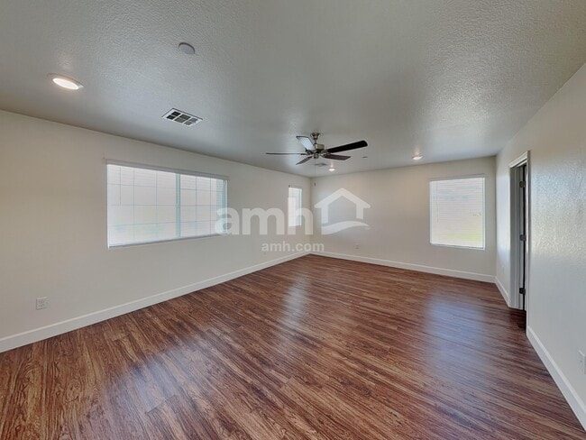 Building Photo - 696 N Water St