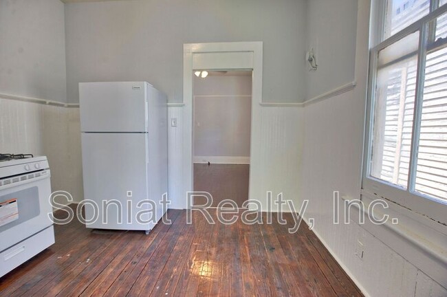 Building Photo - 2437 Lapeyrouse St