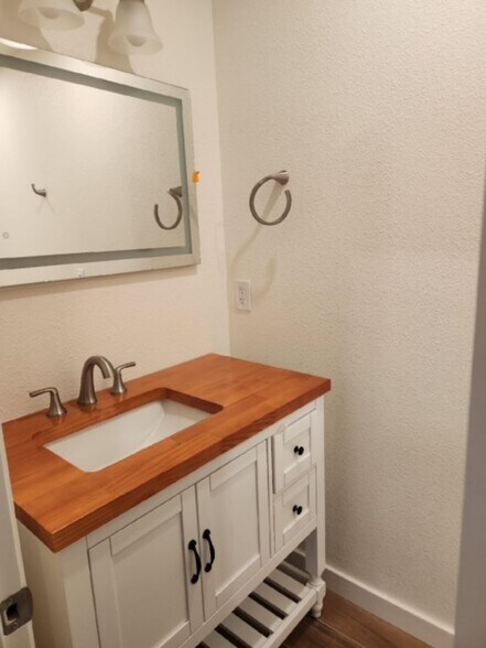 Building Photo - 914 N Olive St