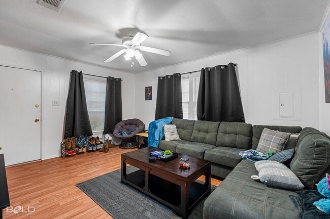 Building Photo - Home For Rent!