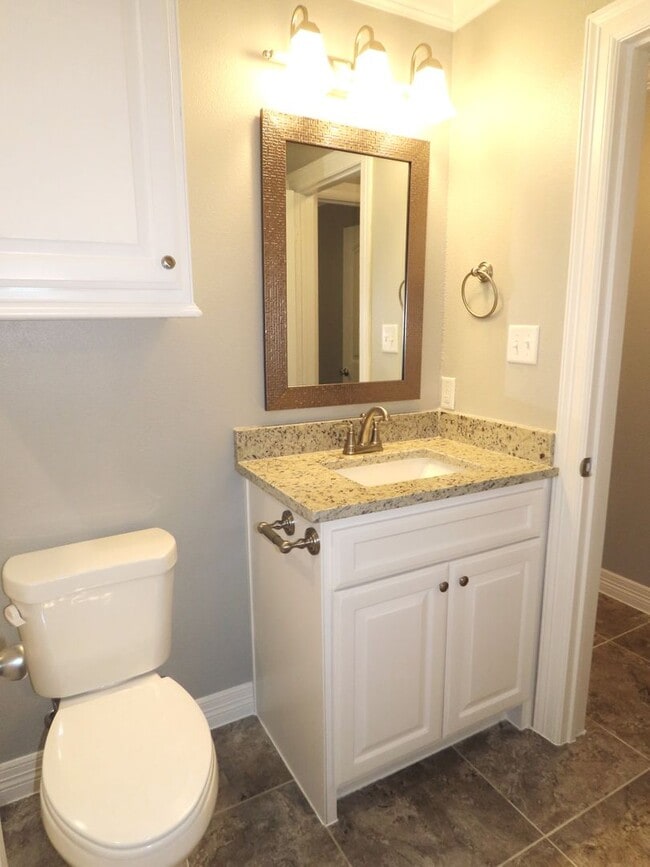 Building Photo - Beautiful 2 Bedroom, 2 Bath Duplex Near Ty...