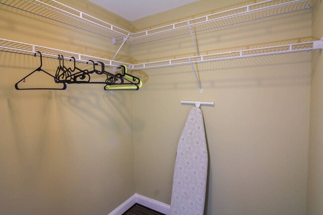 Building Photo - 800 S Washington St