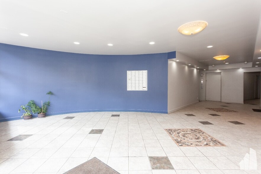 Building Photo - 5854 N Kenmore Ave