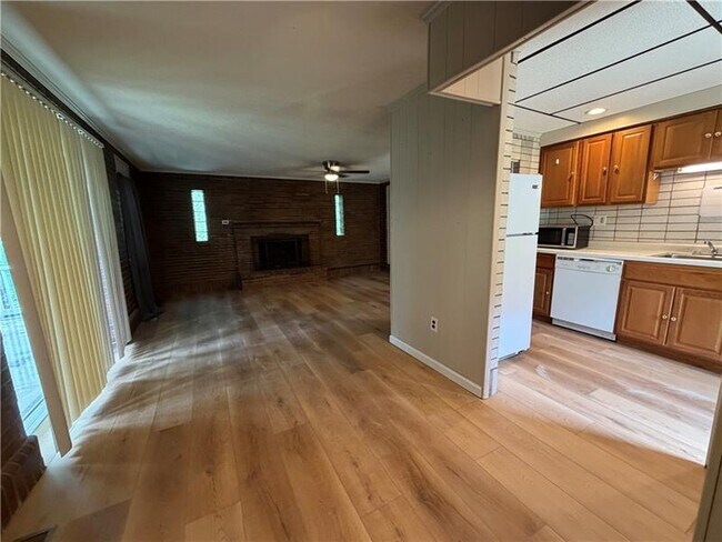 Building Photo - 735 Athalia St
