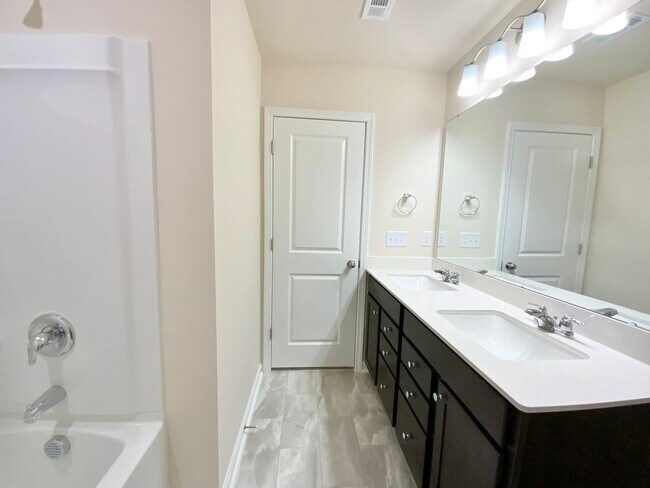 Building Photo - 836 Falls Grove Trl