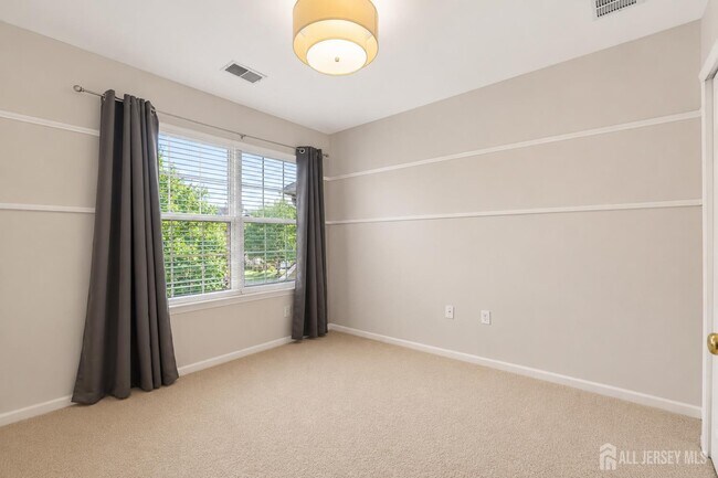Building Photo - 12 Scarlet Oak Dr