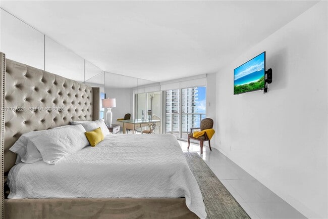 Building Photo - 16485 Collins Ave