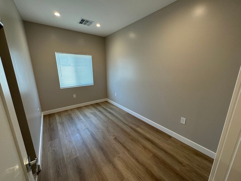 Building Photo - 8436 Oakdale Ave