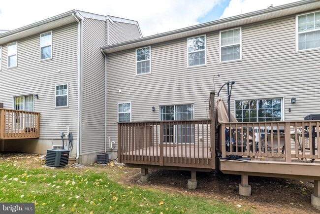 Building Photo - 483 Fort Hill Cir