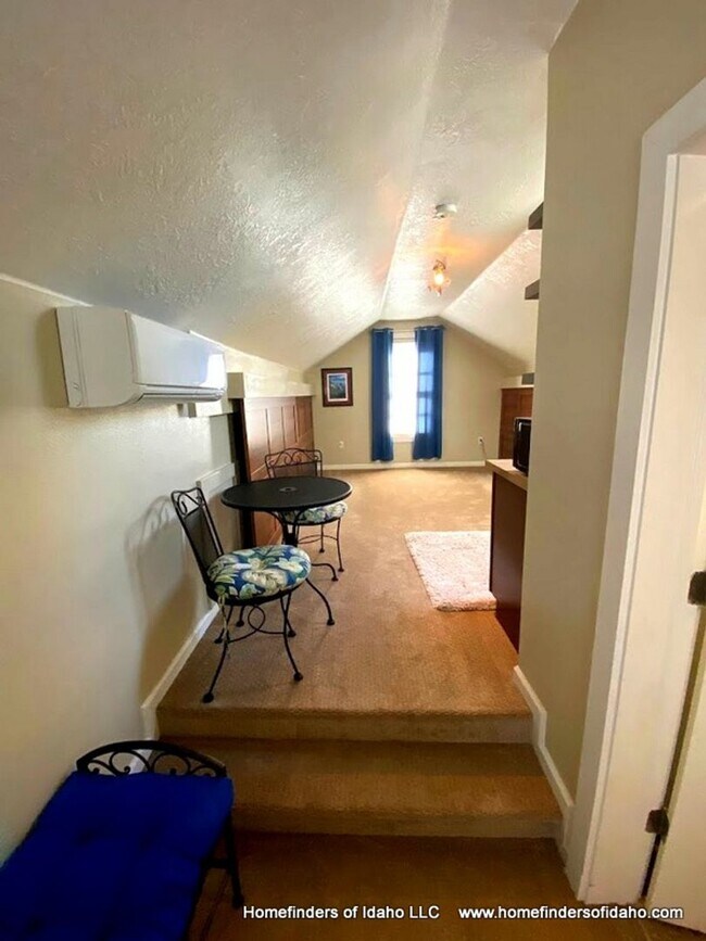 Building Photo - Charming North-end Loft Apartment!