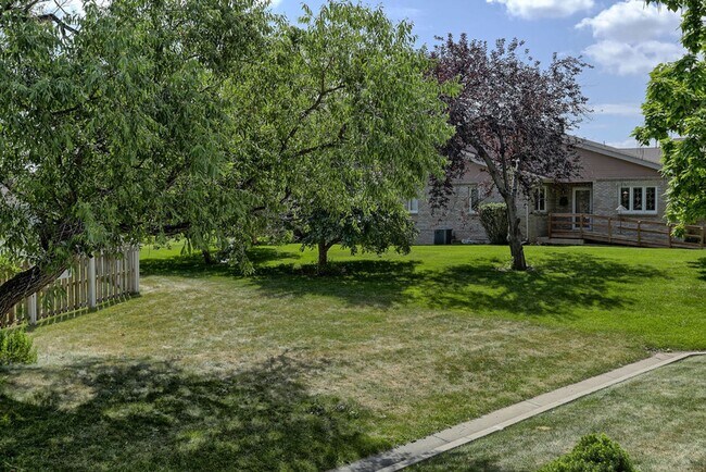 Building Photo - Students Welcome! Fantastic & Classy 2-Bedroom, 2-Bath Ranch-Style 2nd Floor Condo