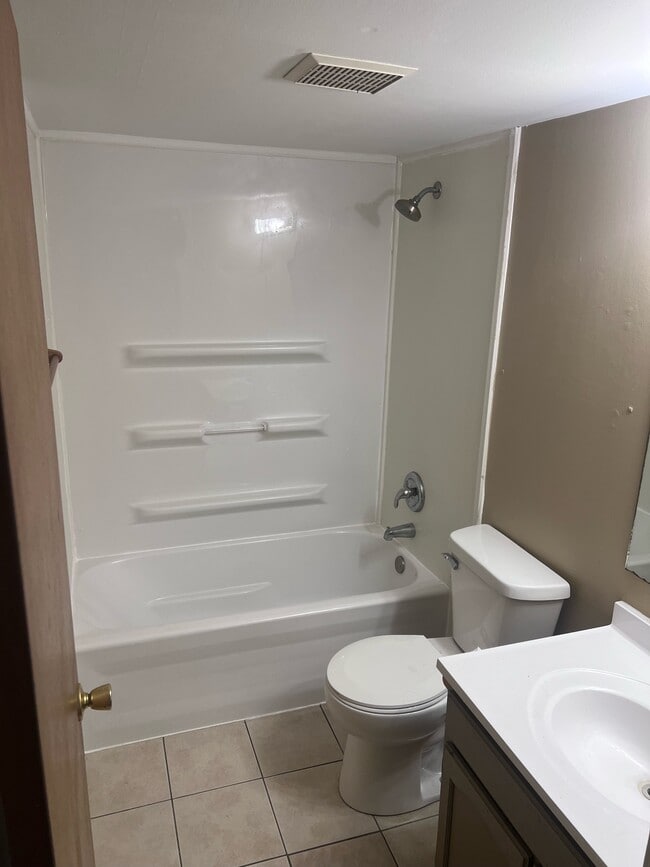 Building Photo - 642 Melrose Ln