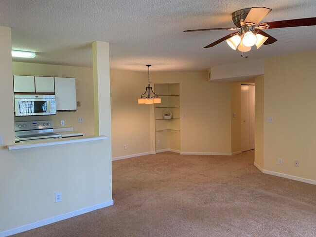Building Photo - 2136 Clearwater Dr