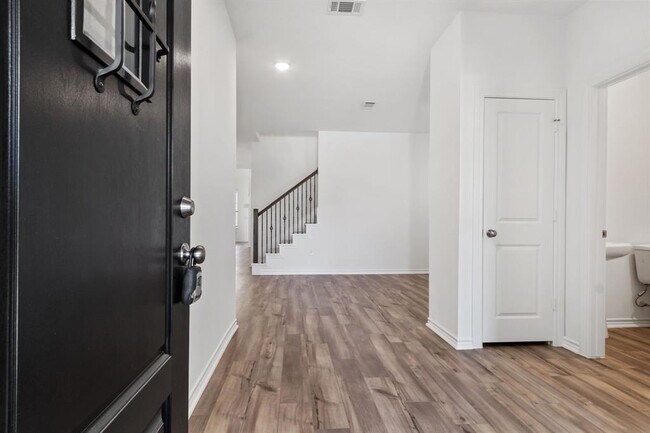 Building Photo - 15818 Dove Holw Dr