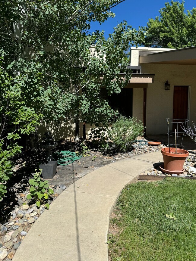 Building Photo - 978 E 5th Ave