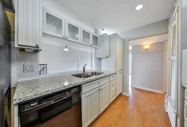 Building Photo - 709 Gale St