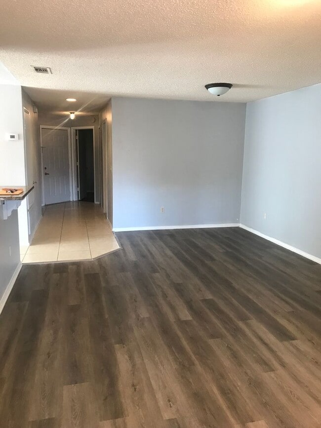 Building Photo - 7665 Sugar Bend Dr