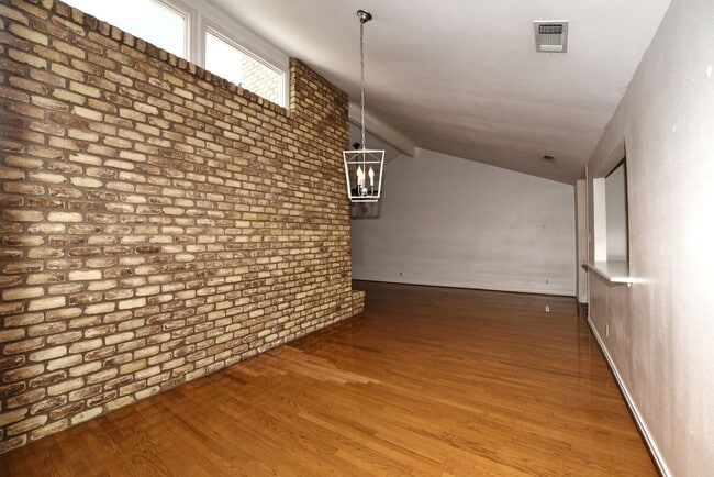 Building Photo - Lovely garden home in great location