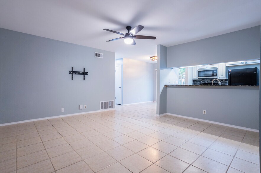 Building Photo - 5275 Meadow Rise St