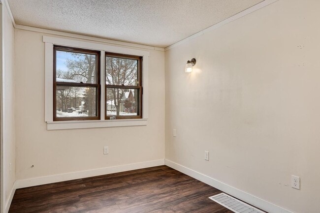 Building Photo - Charming 3 bed/1 bath home in La Crosse