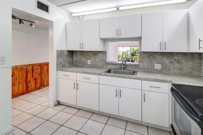 Building Photo - 11905 NE 2nd Ave