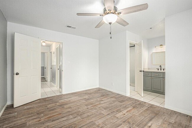 Building Photo - 2512 Village Cir Dr