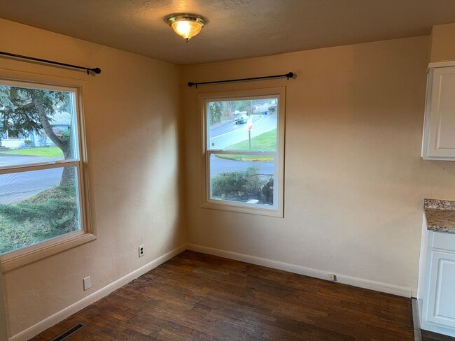 Building Photo - Updated 2 bedroom 1 bath duplex in Eugene!