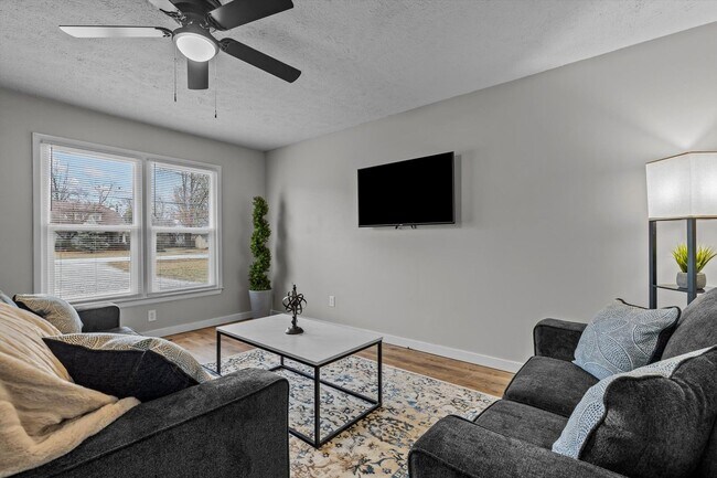 Building Photo - Great furnished month to month rental near...