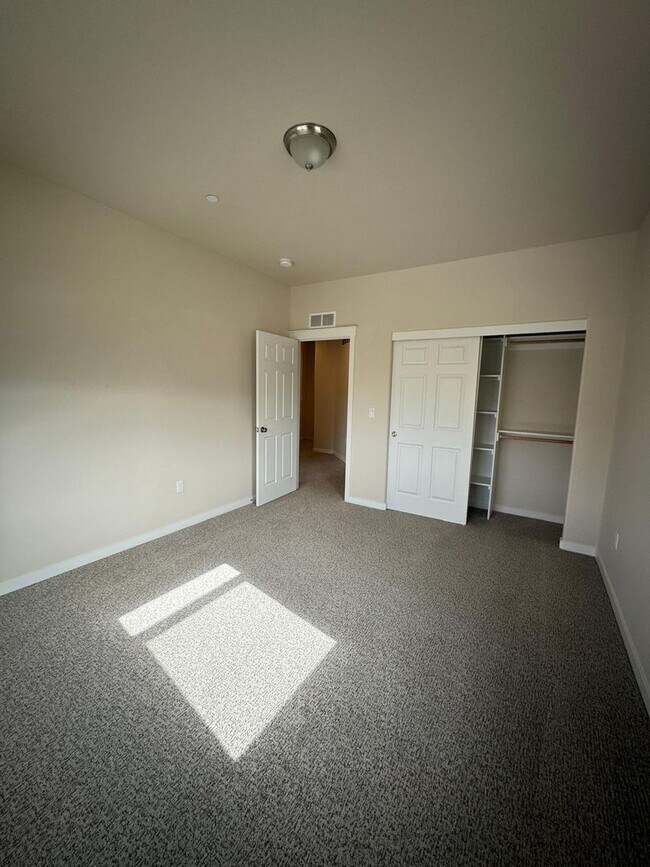 Building Photo - Spacious Duplex in Badger Mountain South
