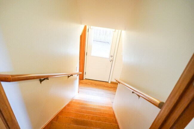 Building Photo - Sprawling 2-Story Mid-Century 4-Bed/2-Bath...
