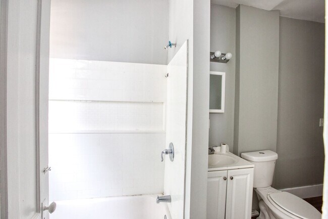 Building Photo - OVERSIZED 3 bedroom 1 bathroom Apartment