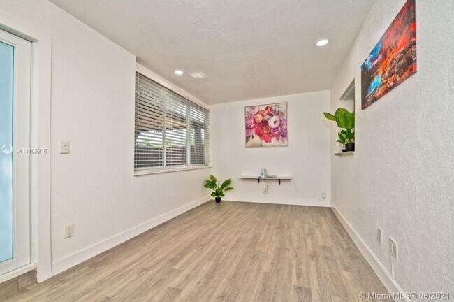 Building Photo - 5510 Pierce St