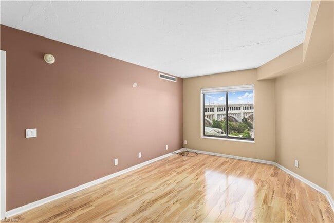 Building Photo - 1444 W 10th St