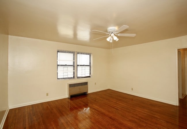 Building Photo - 166-05 88th Ave