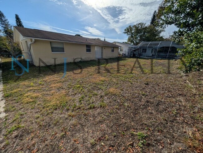 Building Photo - Spacious 2 bedroom home with INDOOR LAUNDRY, a FULL garage, and fenced in yard!!