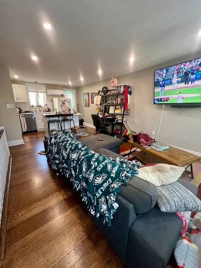 Building Photo - Gorgeous 1-Bedroom Bi-Level Apartment in Passyunk Square! Available NOW!