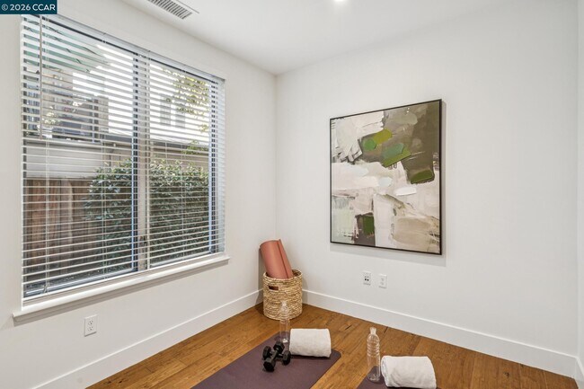 Building Photo - 1756 Cole Ave