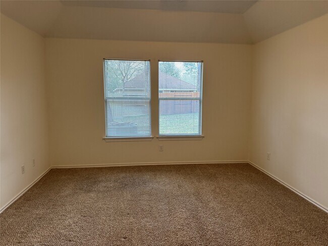 Building Photo - 10 Druids Glen Pl