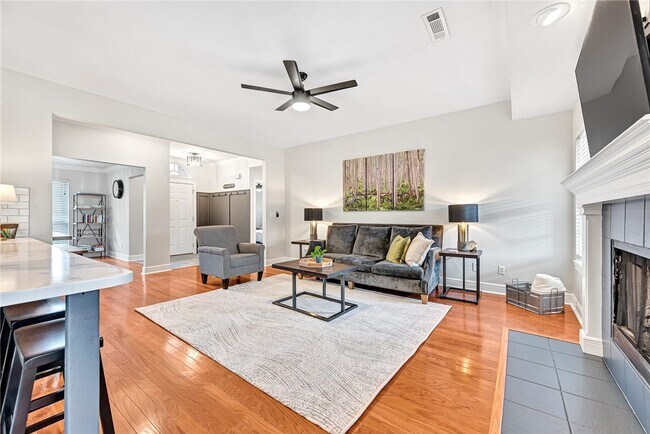 Building Photo - 701 SW Maidstone Ave