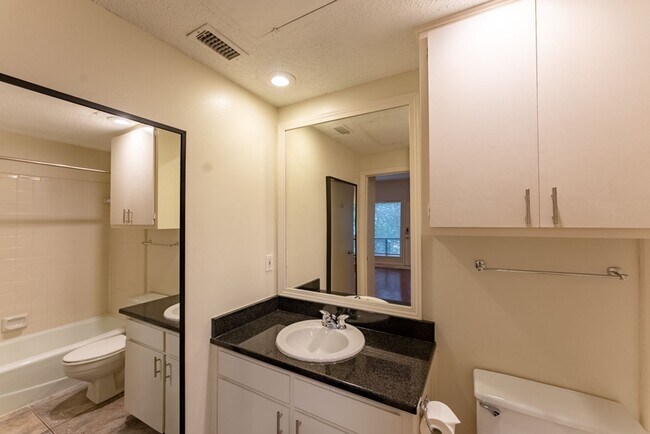 Building Photo - Adorable Studio with Garage nearby UT!!!