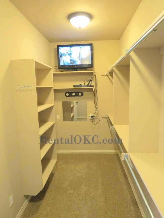 Building Photo - Stunning 3 Bed/2 Bath with office with bea...