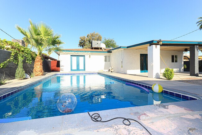 Building Photo - Single Story, Private Pool near the Art District