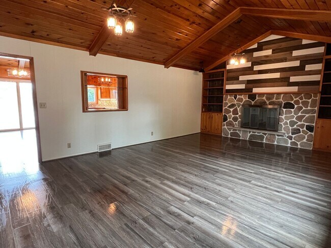 Building Photo - W210N11785 Hilltop Dr