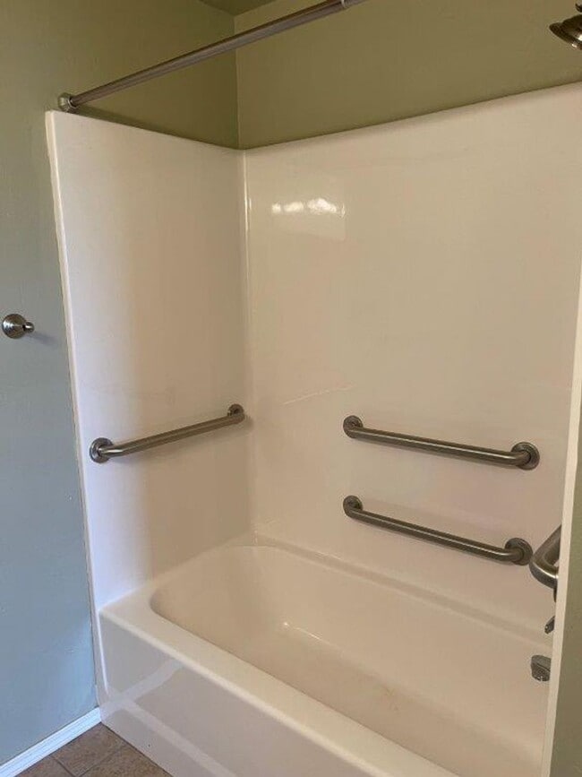 Building Photo - 2 bed Senior Living with All appliances an...